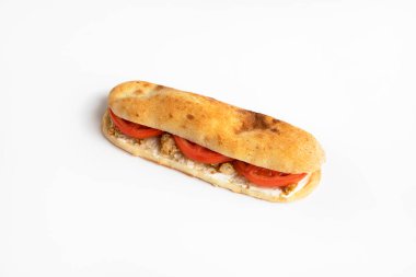 Beyaz arka planda tavuklu sandviç.