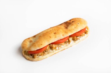 Beyaz arka planda tavuklu sandviç.