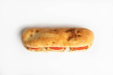 Beyaz arka planda tavuklu sandviç.