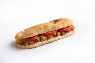 Beyaz arka planda tavuklu sandviç.