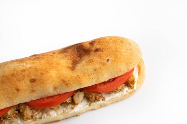 Beyaz arka planda tavuklu sandviç.