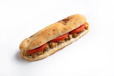 Beyaz arka planda tavuklu sandviç.