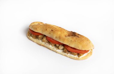 Beyaz arka planda tavuklu sandviç.