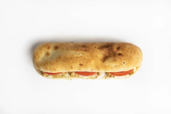 Beyaz arka planda tavuklu sandviç.