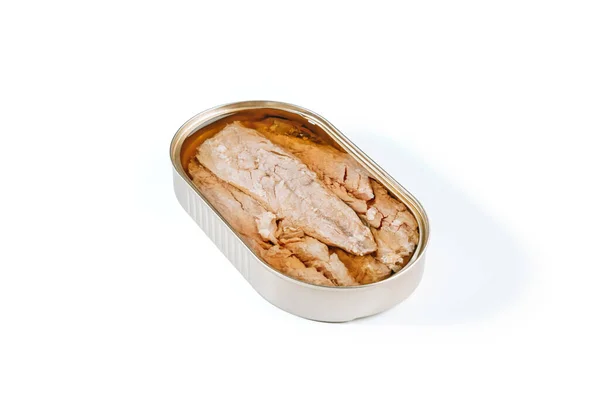 Beyaz arkaplanda konserve uskumru filetosu (kırpma yolu)).