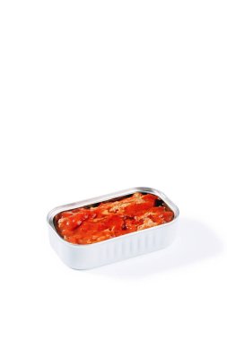 Beyaz arka planda domates soslu konserve uskumru fileto.