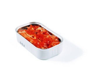 Beyaz arka planda domates soslu konserve uskumru fileto.