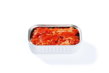 Beyaz arka planda domates soslu konserve uskumru fileto.