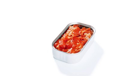 Beyaz arka planda domates soslu konserve uskumru fileto.