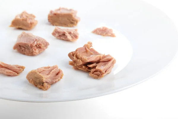 Beyaz tabakta konserve ton balığı.