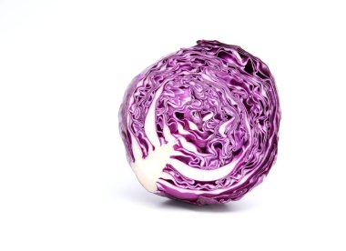 Beyaz arka planda yarı izole edilmiş taze kırmızı ya da mor lahana.