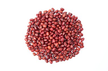 Yığın tanelerinin üst görüntüsü beyaz arkaplanda izole edilmiş kırmızı fasulyeler