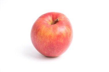 Beyaz arka planda izole edilmiş Fuji elmasının yüksek açılı görüntüsü. Japon sağlıklı yemekleri