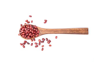 Beyaz arka planda izole edilmiş kaşıkta kırmızı fasulye görüntüsü