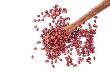 Beyaz arka planda izole edilmiş kırmızı fasulye tanelerinin görüntüsü