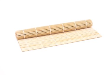 Suşi bambu paspası beyaz arkaplanda izole edilmiş.