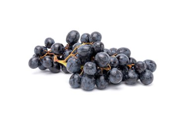 Beyaz arka planda izole edilmiş bir grup organik siyah üzüm.