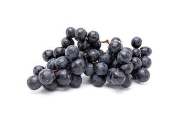 Beyaz arka planda izole edilmiş bir grup organik siyah üzüm.