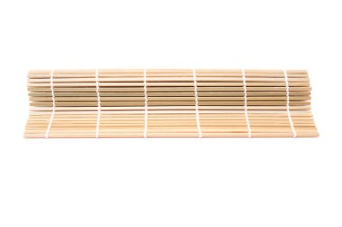 Japon suşisi yapmak için bambu hasırı beyaz arka planda izole edilmiş.