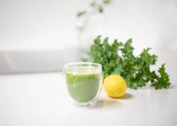 Kale Citroen Smoothie Een Glas Geïsoleerd Mable Aanrecht — Stockfoto