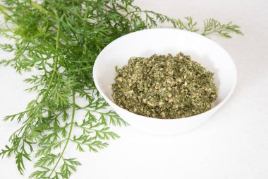 Oganik havuç üstü ve ceviz ezmesi sosu mable tezgahta izole edilmiş. Sağlıklı yemek.