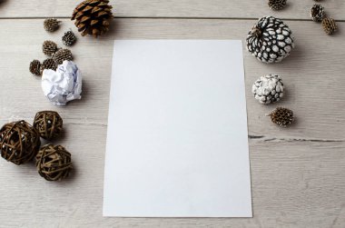 Masanın üzerinde bir sayfa kağıt var.