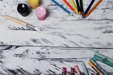 Kalemleri boya ve ahşap arka planda fırçala