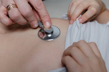 Annem kızları steteskopla kontrol ediyor.