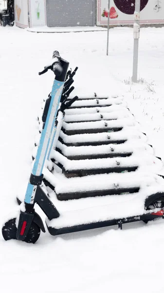 Elektrische Scooter Bedekt Met Sneeuw Winter Stad Sneeuwval Stad — Stockfoto
