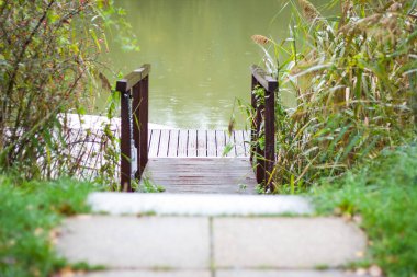Nehir, tekne, ahşap iskele.