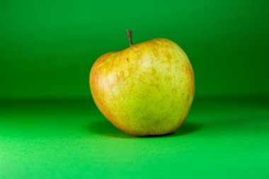 yeşil arkaplanda elma