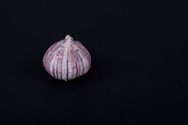 Siyah arkaplanda taze incir