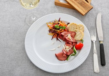 Taze lezzetli salata ile plaka