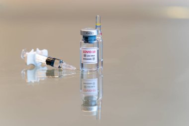 COVID 19 Coronvavirus canlı virüs biyolojik tehlike kültürü. Önünde şırınga ve iğne ucu var. 067.
