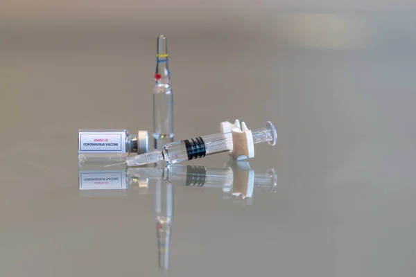 Een Zijdelings Mini Flacon Covid Coronvavirus Vaccin Met Een Spuit — Stockfoto