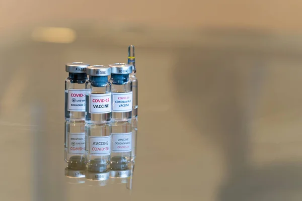 Een Set Van Drie Covid Vaccinatie Medicijndosisflacons Met Een Testampul — Stockfoto