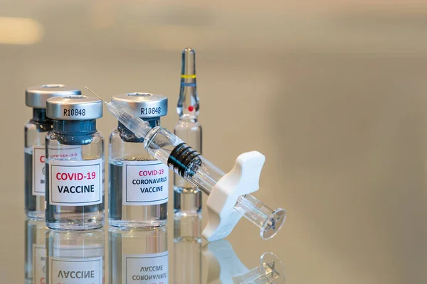 Närbild Ett Set Med Tre Covid Vaccinationsflaskor För Läkemedelsstudier Med — Stockfoto