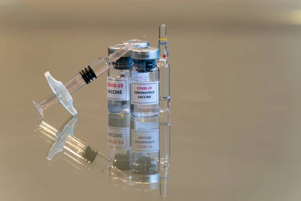 Ein Satz Impfstoff Covid Dosisversuchsflaschen Mit Einer Gefüllten Injektionsspritze Vorne — Stockfoto