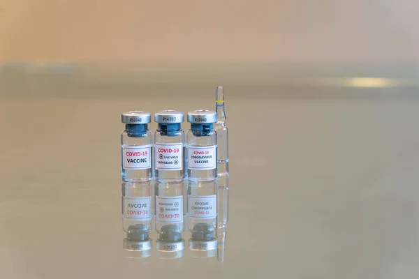 Een Drievoudige Injectieflaconset Met Een Covid Coronavirus Vaccinatiemiddel Met Een — Stockfoto