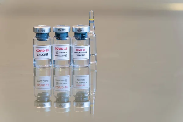 Een Close Drievoudige Injectieflacon Set Met Een Covid Coronavirus Vaccinatie — Stockfoto