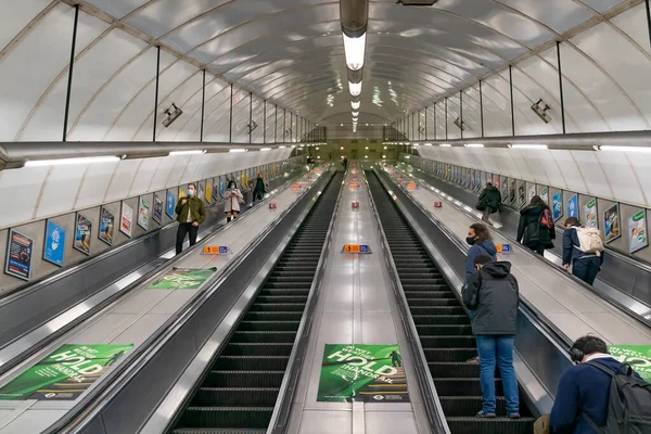 London England Oktober 2020 London Underjordiska Rulltrappor Vid Holborn Station — Stockfoto