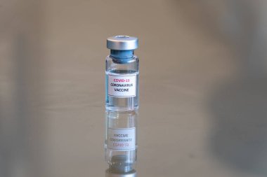COVID-19 Coronavirus aşısı ilaç dozajı askıya alma çözeltisi olarak etiketlenmiş tıbbi şişenin yakın görüntüsü - 003