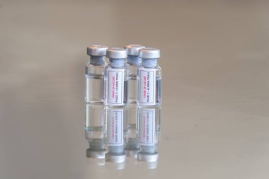 COVID-19 Coronavirus Aşaması 2 ve Aşama 3 aşıları olarak etiketlenmiş tıbbi şişelerin yakın görüntüsü çözeltiyi içeren insan ilacı denemeleri - 022