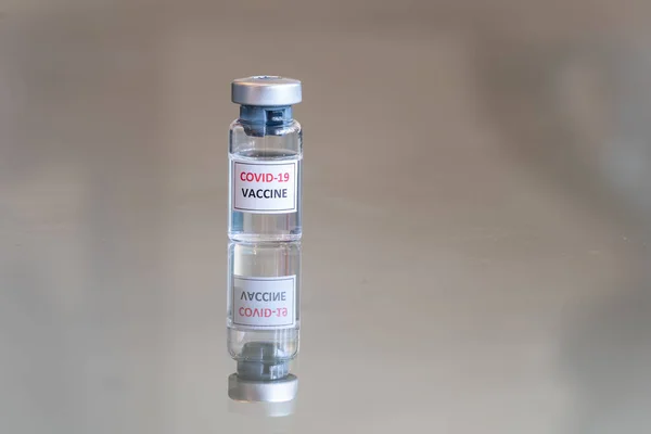Closeup View Medical Vial Labelled Covid Coronavirus Vaccine Drug Dose — Stock Photo, Image