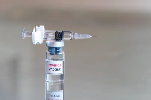Närbild Medicinsk Injektionsflaska Märkt Covid Coronavirus Vaccin Läkemedelslösning För Suspension — Stockfoto
