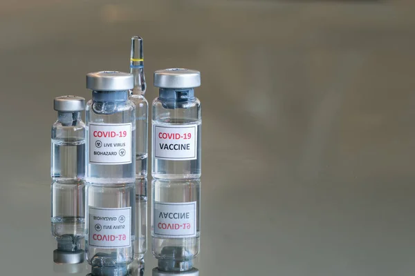 Närbild Medicinska Injektionsflaskor Märkta Som Ett Covid Levande Vaccin Mot — Stockfoto