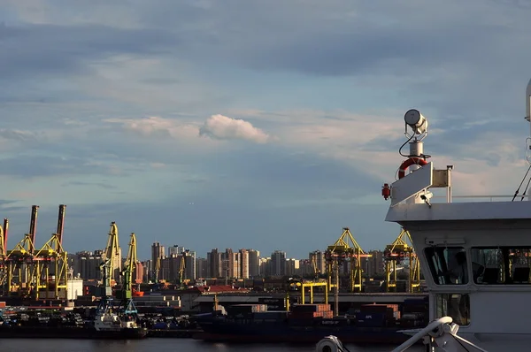 yolcu gemisi liman bırakarak