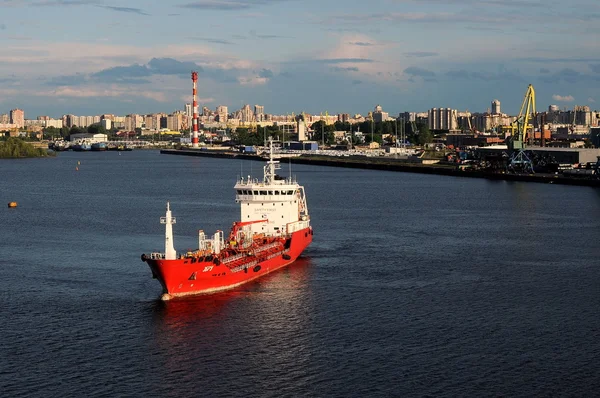 Saint-Petersburg limanında askeri gemi