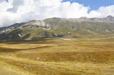 Campo Imperatore 'un panoramik manzarası, İtalya' daki Gran sasso dağının eteklerinde.