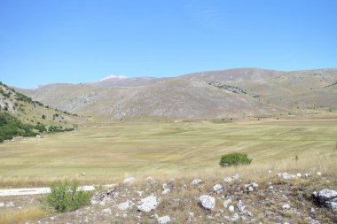 Campo Imperatore 'un panoramik manzarası, İtalya' daki Gran sasso dağının eteklerinde.